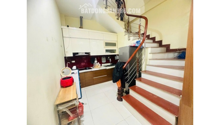 BÁN NHÀ CẦU GIẤY - Ô TÔ VF3 ĐỖ CỬA, 33M - 5 TẦNG ĐẸP, FULL NỘI THẤT, GIÁ 8,3 TỶ